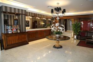 格拉纳达安娜公主酒店的大堂设有鲜花桌