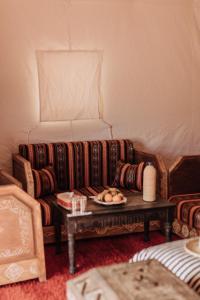 Desert Luxury Camp Erg Chigaga的休息区