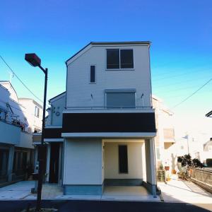 东京koiwa house 3LDK free wifi free parking的街道边的白色建筑