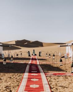 El GoueraDesert Luxury Camp Erg Chigaga的沙漠中间的红地毯