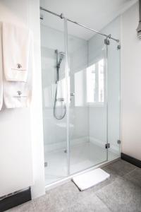 波兹南Platinum Residence Boutique的带淋浴的浴室和玻璃门
