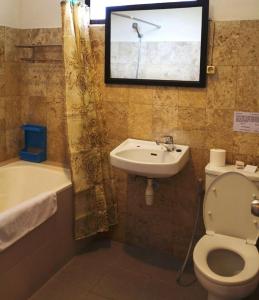 尼拉玛雅别墅酒店的一间浴室