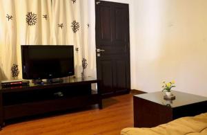 塞米亚克尼拉玛雅别墅酒店的客厅配有平面电视和沙发。