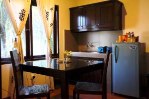 塞米亚克尼拉玛雅别墅酒店的厨房配有桌子和冰箱