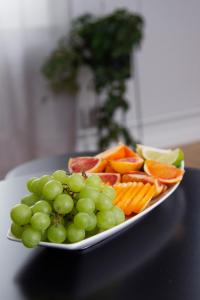 厄勒布鲁亚尔马酒店的果盘,蔬菜,葡萄和胡萝卜