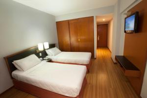 圣保罗蒙克洛亚酒店的酒店客房设有两张床和电视。