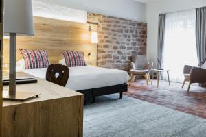 朗巴克奥伯格切瓦尔布兰科温泉酒店的配有一张床和一张书桌的酒店客房