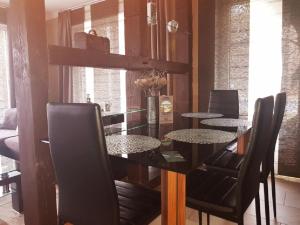 卡尔斯哈根Christel的一间用餐室,配有黑色的桌子和椅子