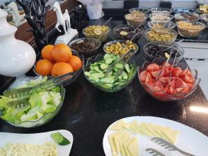 安卡拉Ismira Hotel Ankara的桌上放着一碗水果和蔬菜