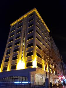 安卡拉Ismira Hotel Ankara的夜间酒店大楼有照明