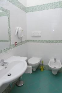罗迪-加尔加尼科Villaggio Lido Del Mare的白色的浴室设有水槽和卫生间。