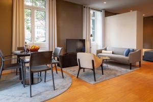 丰沙尔Solar do Ribeiro的客厅配有沙发和桌椅