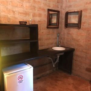 卡瓦坎特Pousada Aldeia Cayana的砖墙内带水槽的浴室