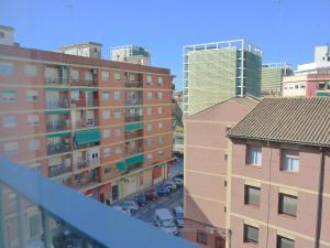 瓦伦西亚Acogedor Apartamento的享有城市和高楼的景色