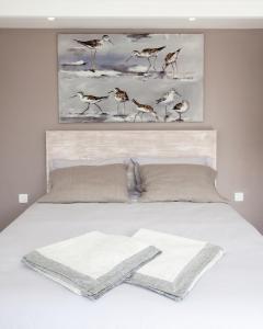 雷岛圣玛丽Maison d’hôtes Les Ajoncs的卧室配有一张墙上鸟床