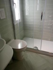 卡普里瓦伦蒂诺之家公寓的带淋浴、卫生间和盥洗盆的浴室