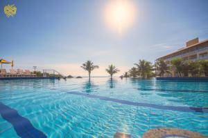 弗洛里亚诺波利斯Costao do Santinho Resort All Inclusive的一座背景海洋的游泳池