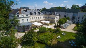 图尔Château Belmont Tours by The Crest Collection的城市建筑物的空中景观