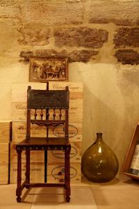 布莱圣西蒙别墅酒店的木椅和壁橱旁的花瓶