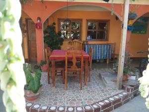 帕纳哈切尔Hospedaje El Viajero的房屋内庭院的桌椅