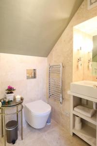 霍尔特Poppy Barn的浴室配有白色卫生间和盥洗盆。