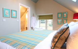 霍尔特Poppy Barn的一间卧室设有一张床和一个窗口