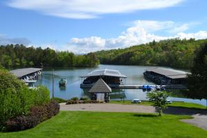 海厄沃西Boundary Waters Resort & Marina的享有湖泊美景,设有码头