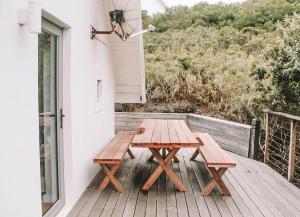 圣弗朗西斯湾St Francis Cottage close to beach的房屋门廊上的木餐桌