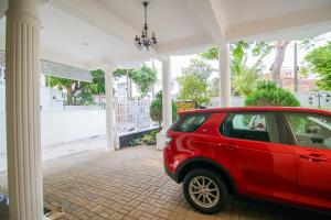 科伦坡Vivid Colombo的停在房子前面的一辆红色汽车