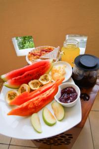 科伦坡Vivid Colombo的桌上的水果和蔬菜盘