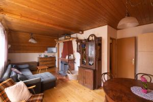 克拉尼斯卡戈拉House Franja - Spa and relax的客厅配有沙发和桌子