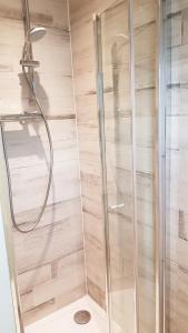 洛哈尔什教区凯尔高地Creaggan Ard Guest House的浴室里设有玻璃门淋浴