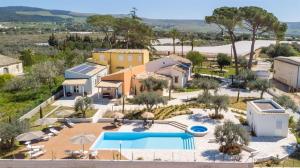 基亚拉蒙泰-古尔菲Dimora Villa Ada的享有带游泳池的度假村的空中景致