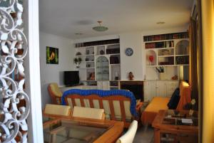 普拉多德尔雷Apartamento Rural Prado del Rey的一间带桌子的客厅和一间餐厅