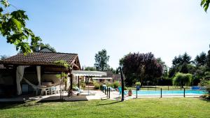 蒙特普利斯尚伯德Le Clos Lamy的后院设有游乐场和游泳池