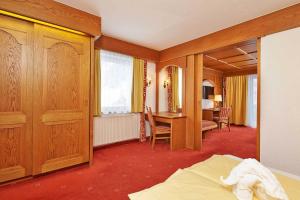 温特埃特维恩特洛尔酒店的酒店客房带一张床铺、一张书桌和一间卧室