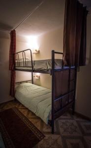 利马Mama Backpackers的一间卧室配有两张双层床。