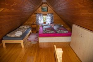 克拉尼斯卡戈拉House Franja - Spa and relax的小木屋内一间卧室,配有两张床