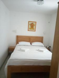 洛维什特Apartment NECA的一间卧室配有一张带两个白色枕头的大床