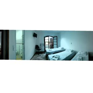 皮拉西卡巴Anexo São João的带两张床和镜子的客房