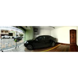皮拉西卡巴Anexo São João的停放在停车库的黑色汽车