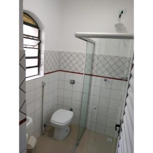 皮拉西卡巴Anexo São João的一间带卫生间和水槽的浴室