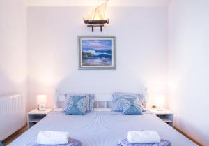 卢卡瓦克Villa Lapis Vis的一间卧室配有一张床,上面有两条毛巾
