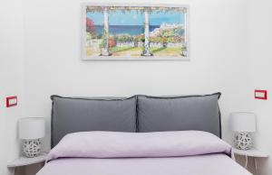 阿纳卡普里Capri Dreaming的卧室配有一张床,墙上挂着一幅画