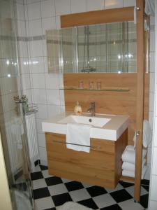 乌特普伦斯塔滕阿克登霍夫膳食酒店的一间带水槽和镜子的浴室