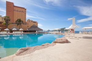马萨特兰科斯塔海滩酒店的一个大型游泳池,酒店背景