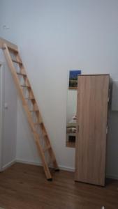 柏林费里恩沃农公寓的木楼梯,位于带门的房间旁边