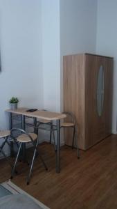 柏林费里恩沃农公寓的木柜旁的桌椅