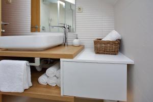 比比涅尼娜公寓的白色的浴室设有水槽和镜子