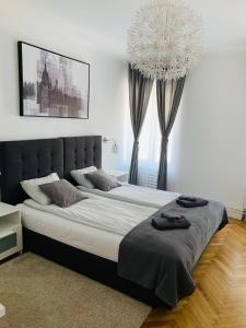 萨格勒布Apartmani SB 42的一间卧室配有一张带吊灯的大床